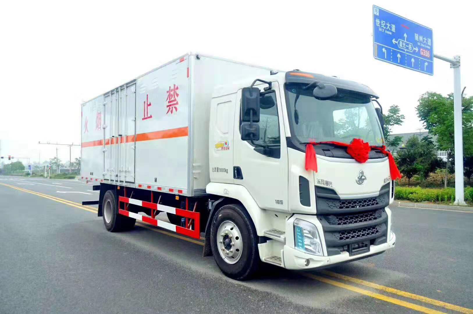 柳汽乘龍6.5米雜項危廢廂式運(yùn)輸車